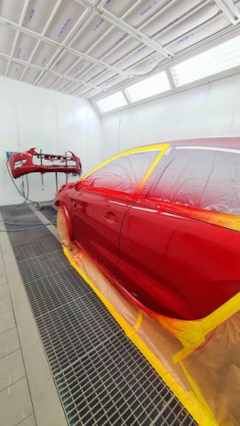 Peinture rouge sur la carrosserie d'une voiture à Oullins