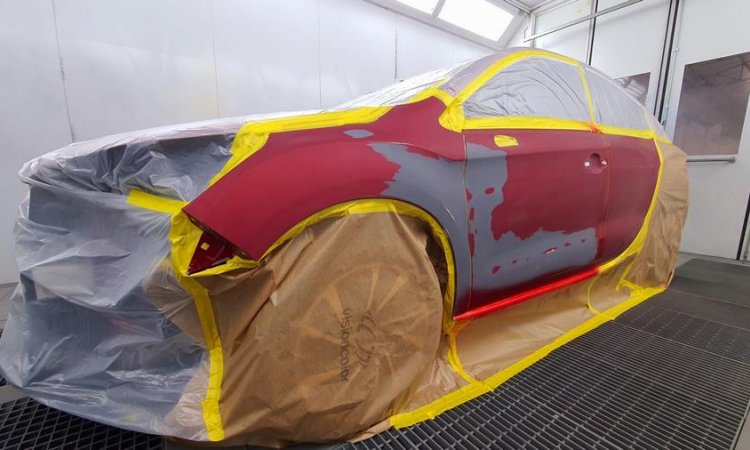 Peinture rouge sur la carrosserie d'une voiture à Oullins