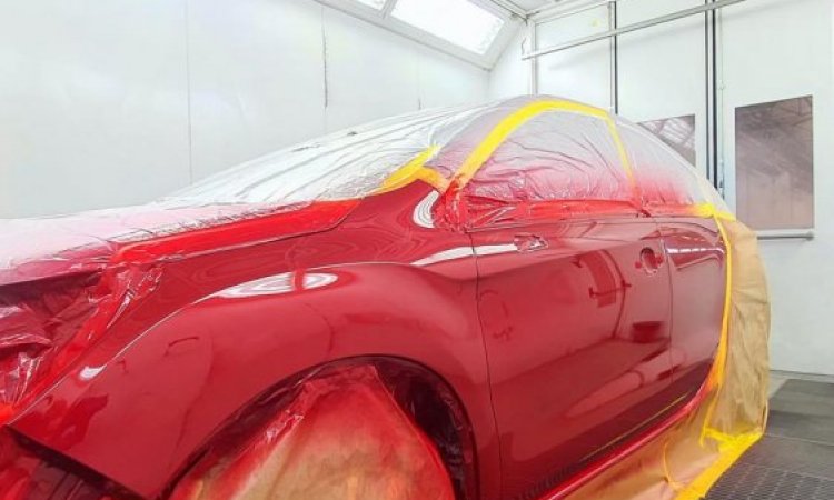 Peinture rouge sur la carrosserie d'une voiture à Oullins